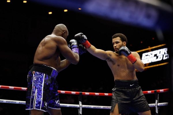 摩西·伊塔玛（Moses Itauma）在第一轮爆炸了迪利安·怀特（Dillian Whyte）