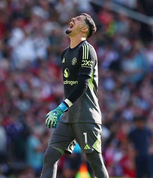 当阿森纳失败之后，曼联（Man Utd）告诉鲁尼（Rooney）和内维尔（Neville）