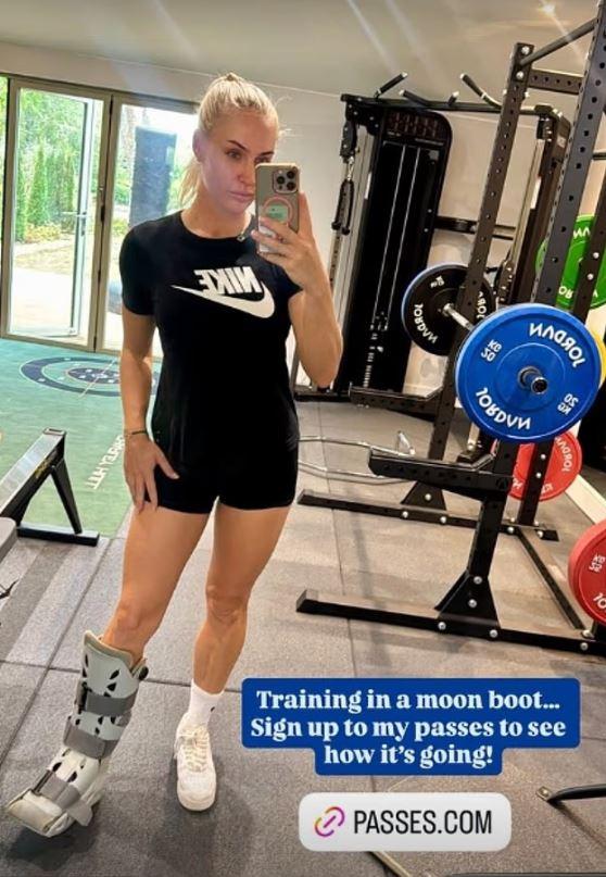 迷人的高尔夫明星查理·赫尔（Charley Hull）让球迷们瞥见了她从本月初从PIF伦敦锦标赛中脱颖而出的伤病康复