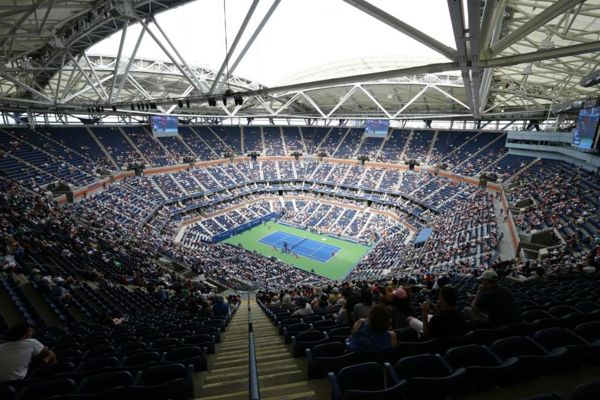 当警告球迷们警告当局时，美国公开赛将受到性狂暴的侵入性虫子的恐怖袭击