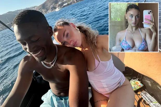 Man Utd Legend的女儿与Love Island Star男友一起度假时穿着比基尼嘶哑