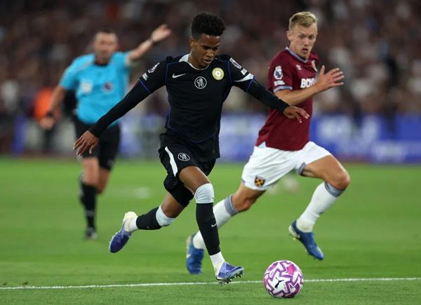 切尔西（Chelsea）从早期的进球中咆哮着，通过拆除伦敦竞争对手西汉姆（West Ham）以惊人的5-1拆除，获得本赛季的首场胜利