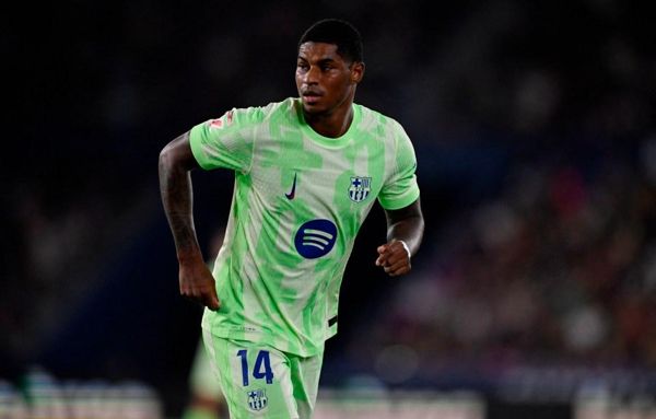 马库斯·拉什福德（Marcus Rashford）半场拖着，球迷指责借贷人“将巴塞罗那变成人UTD”
