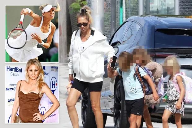 隐居的网球偶像安娜·库尔尼科娃（Anna Kournikova）在罕见地看到虔诚的妈妈之后，无法识别轮椅健康的恐惧