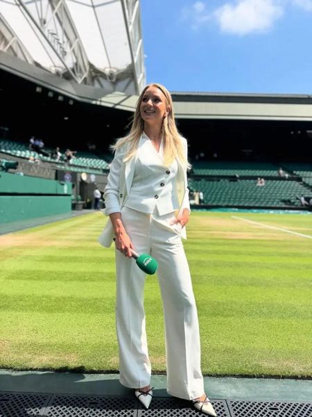 拥有巨大的现场电视失误的迷人的天空体育主持人也是温网的主持人，并且正在与足球首长约会