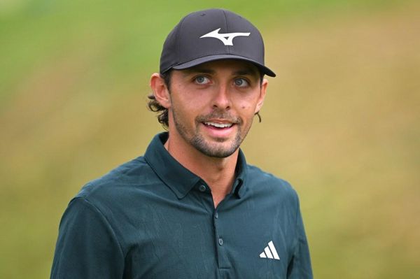 令人难以置信的时刻，高尔夫球手的球落在粉丝的肚子上，粉丝开玩笑莱德杯希望“扮演它的谎言”