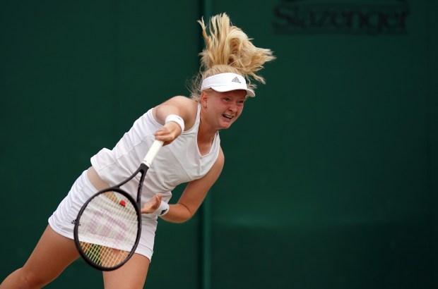 24岁的英国人弗兰·琼斯（Brit Fran Jones）有资格获得我们公开的，因为她管理着罕见的状况，这使她失踪了两个手指