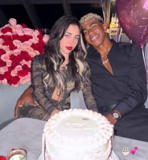 18岁的拉米·雅马尔（Lamine Yamal）与25岁的说唱歌手在巴塞罗那明星有争议的夏天公开