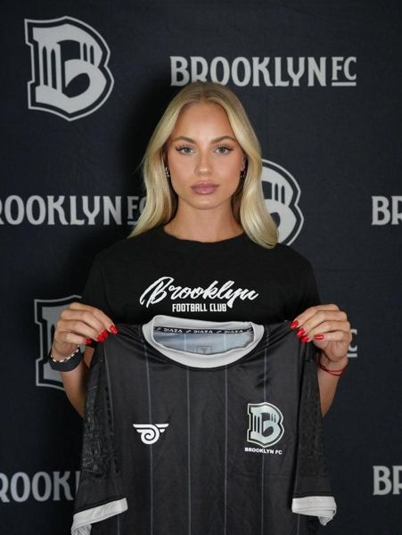 “世界上最美丽的足球运动员” Ana Maria Markovic 已震惊转移到美国，她将与姐姐一起玩