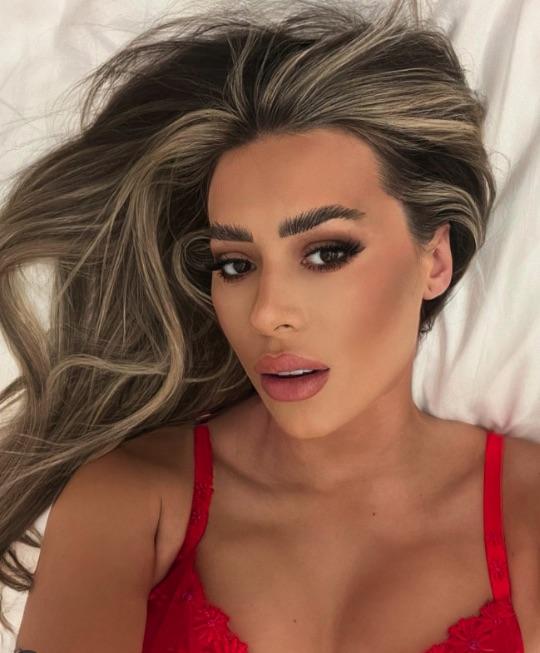 黛咪·西姆斯（Demi Sims）与堂兄乔伊·埃塞克斯（Joey Essex）一起从电视明星转变为拳击手