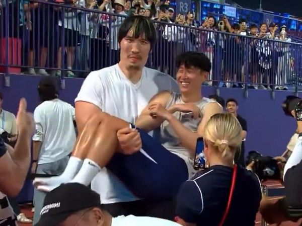 令人难以置信的时刻7英尺2英寸MMA怪物像婴儿一样捡起儿子Heung-Min和Cradles Tottenham的传奇