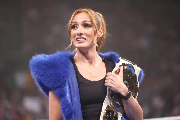 凯利·奥斯本（Kelly Osbourne）大满贯WWE明星贝基·林奇（Becky Lynch）在伯明翰的摔跤比赛中关于爸爸奥兹的笑话