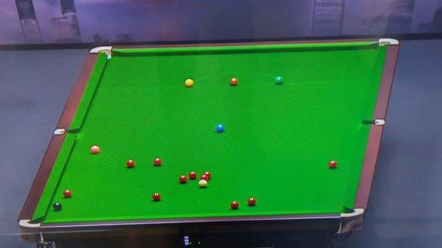上海大师与凯伦·威尔逊（Kyren Wilson）和赵心童（Zhao Xintong）离开竞技场暂停了比赛