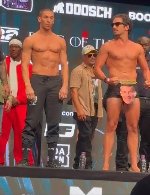 乔伊·埃塞克斯（Joey Essex）的对手在裤子上戴着电视明星的脸部照片，因为真人秀电视明星警告说：