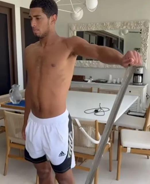 裘德·贝灵汉（Jude Bellingham）在肩部手术后开始康复时展示了他的新装饰人物