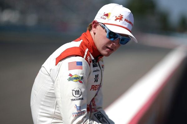 NASCAR司机在庆祝恐怖片倒在车上时赶到医院