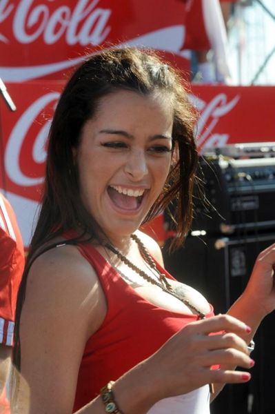 巴拉圭最性感的粉丝，他因在胸部之间举行电话而流行起来，成为国家队评论员的新工作