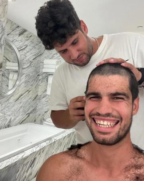 卡洛斯·阿尔卡拉兹（Carlos Alcaraz）炫耀着戏剧性的新外观