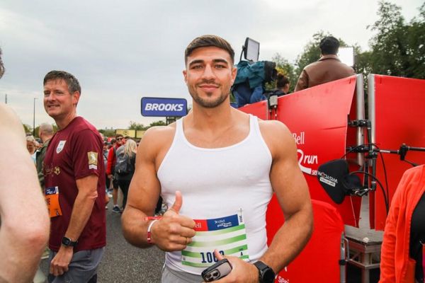 汤米·弗里（Tommy Fury）在大北奔跑的终点线闯入水管工后打破了沉默