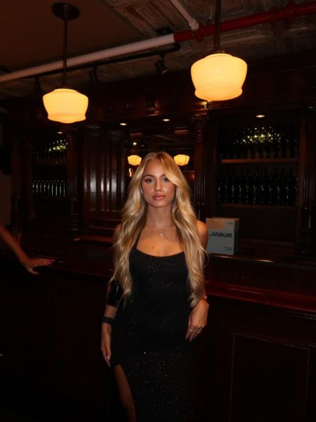 当粉丝喘着粗气时，“世界上最美丽的足球运动员”在黑色连衣裙上掉下来