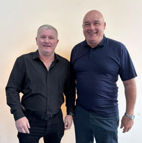 瑞奇·哈顿（Ricky Hatton）的经理“发现他在不参加拳击战斗时让自己进入家后死亡”