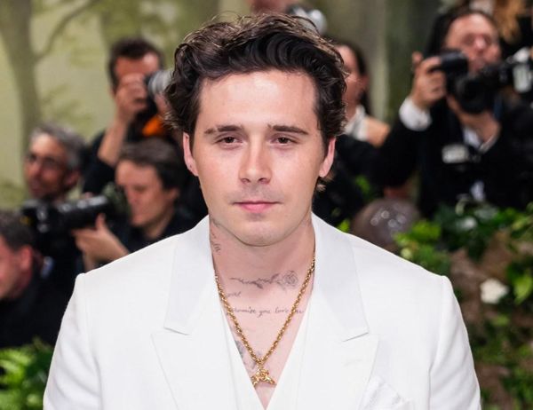 布鲁克林·贝克汉姆（Brooklyn Beckham）在2025年莱德杯（Ryder Cup）的全明星赛中与约翰·麦肯罗（John McEnroe）和好莱坞性爱符号
