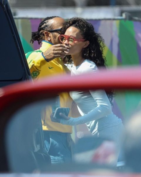 刘易斯·汉密尔顿（Lewis Hamilton）都微笑着，他与令人惊叹的模特阿什利·摩尔（Ashley Moore）共享一个拥抱，因为两人在洛杉矶遇到了彼此