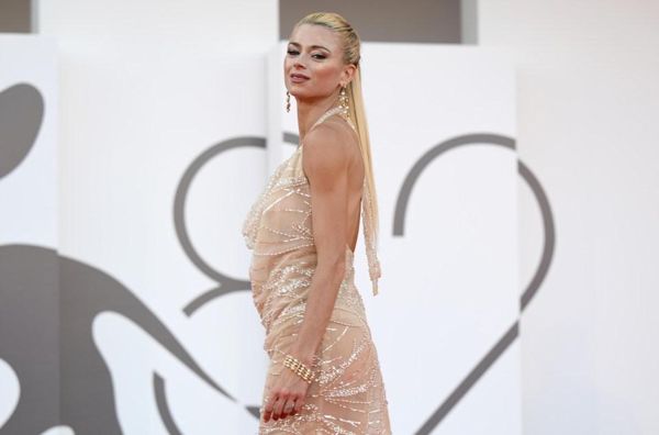 网球明星辞去了内衣模特，然后消失在返回意大利的红地毯上