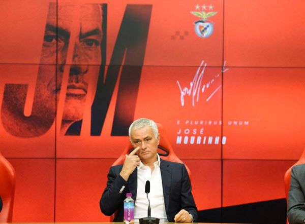 何塞·穆里尼奥（Jose Mourinho）到达了浮华的法拉利（Ferrari）的本菲卡