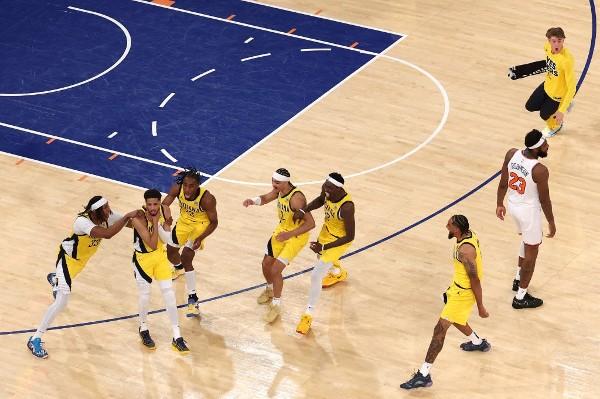 哈利保顿锁喉动作 WWE推周边tee