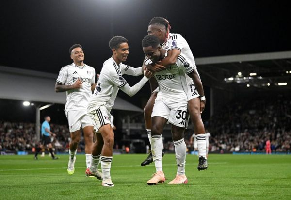 富勒姆3布伦特福德1：马可·席尔瓦（Marco Silva）的身边是基思·安德鲁斯