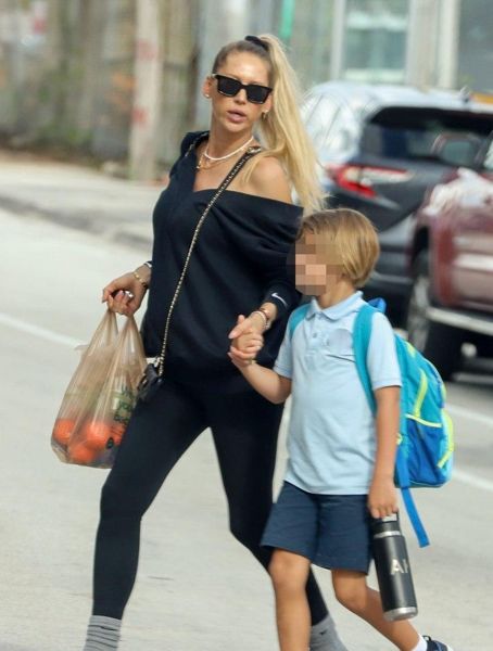 现年44岁的网球传奇人物安娜·库尔尼科娃（Anna Kournikova）在健康恐慌之后几个月后展示了婴儿肿块的增长