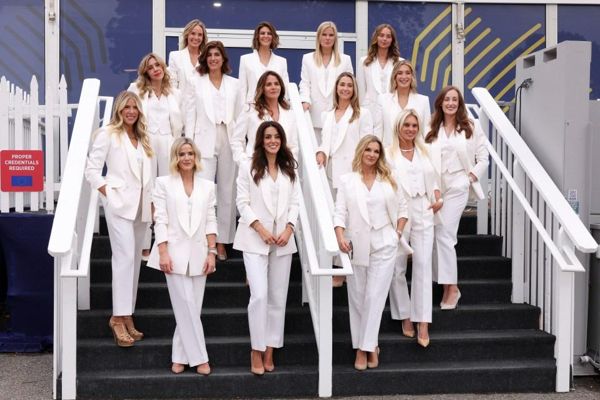 欧洲队莱德杯车队在开幕典礼上，包括罗里·麦克罗伊（Rory McIlroy）的妻子埃里卡