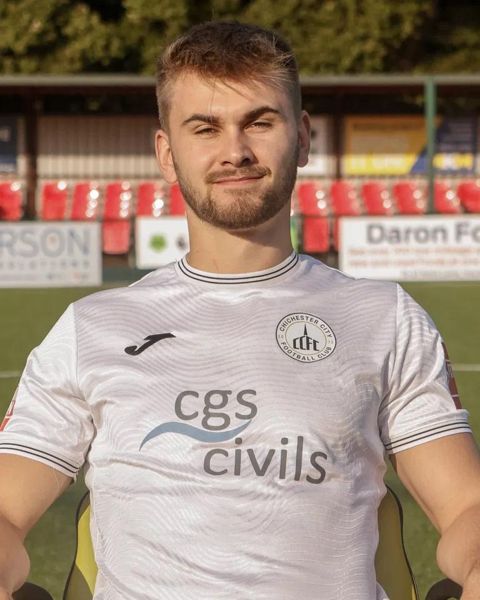 比利·维加（Billy Vigar）被陷入昏迷状态