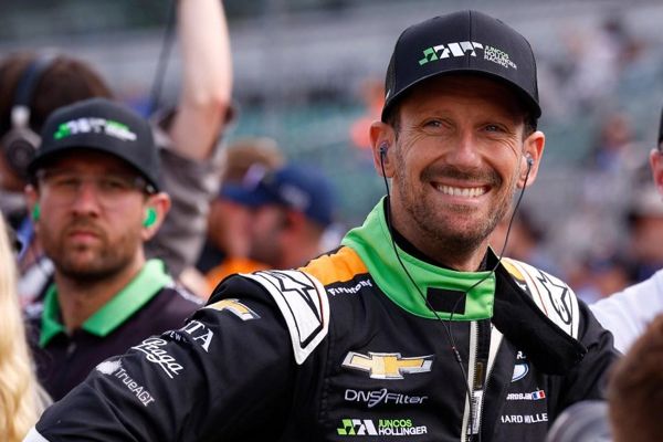 39岁的罗曼·格罗斯让（Romain Grosjean）自2020年恐怖坠毁以来首次驾驶F1汽车……特殊头盔对孩子们的甜蜜点头