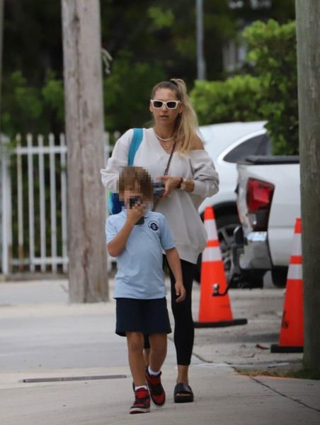 隐居的安娜·库尼科娃（Anna Kournikova）在迈阿密街道上炫耀了她的婴儿颠簸 – 不久之后，遭受了健康恐慌