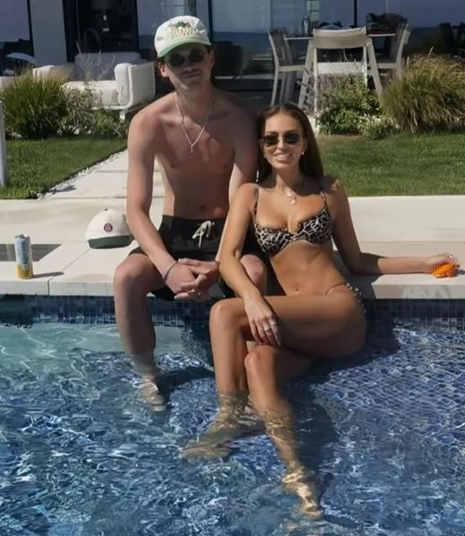 高尔夫瓦格·保琳娜·格雷茨基（Paulina Gretzky）上传了自己在游泳池里享受一段时间的快照