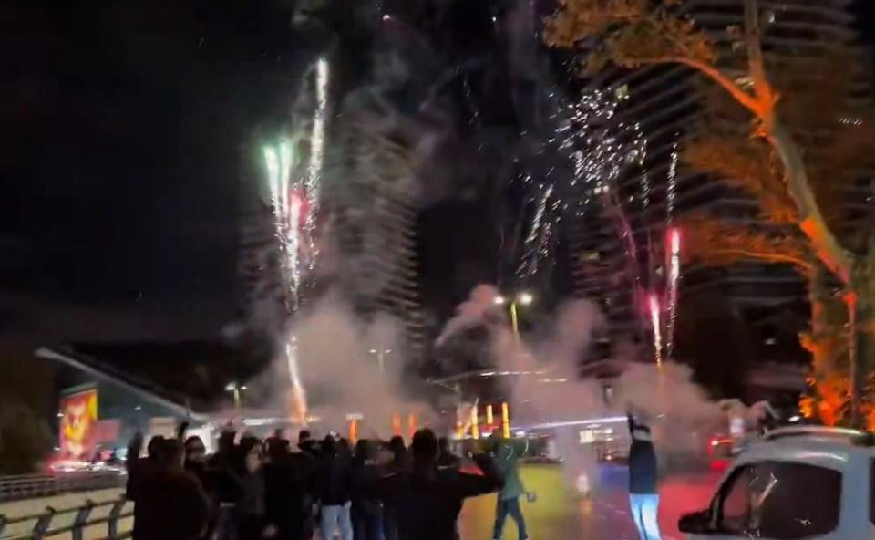 Galatasaray球迷在凌晨3点在利物浦球队在冠军联赛冲突之前展示了巨大的烟花汇演