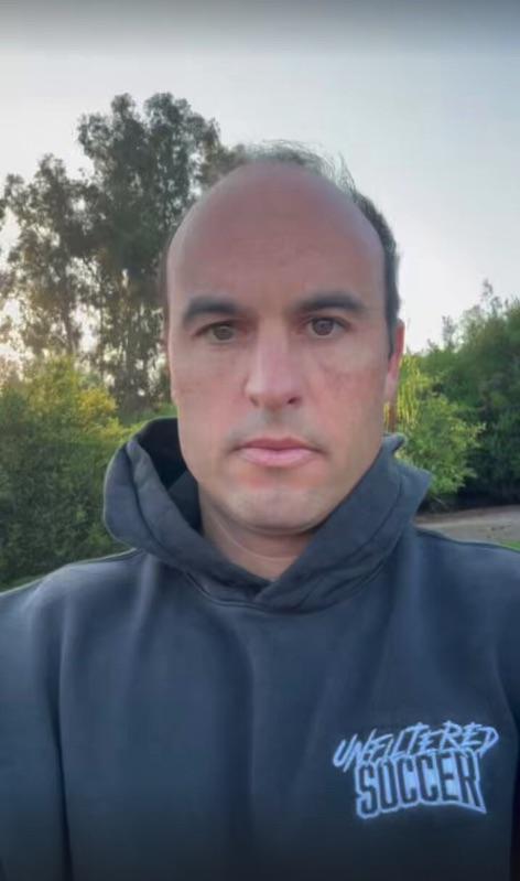 “确定会有玩笑”  –  43岁的英超联赛邪教偶像，要求粉丝在“用完的选择”之后挑选假发