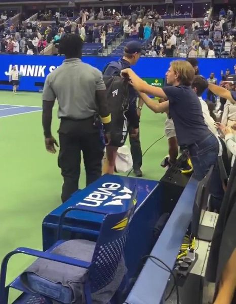 在安全粉丝抓住詹妮克·辛纳（Jannik Sinner）的包时，我们在另一场抢夺风暴中开放了一次抢夺风暴