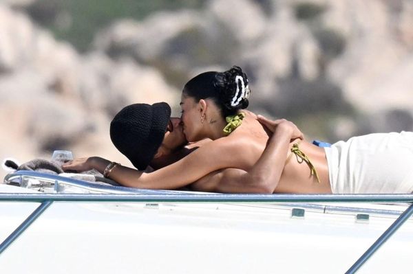 裘德·贝灵厄姆（Jude Bellingham）和女友阿什琳·卡斯特罗（Ashlyn Castro）在超级游艇上亲吻时无法脱身