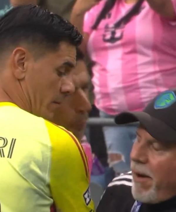 路易斯·苏亚雷斯（Luis Suarez）因在一名竞争对手教练中随地吐痰而被六场比赛击中