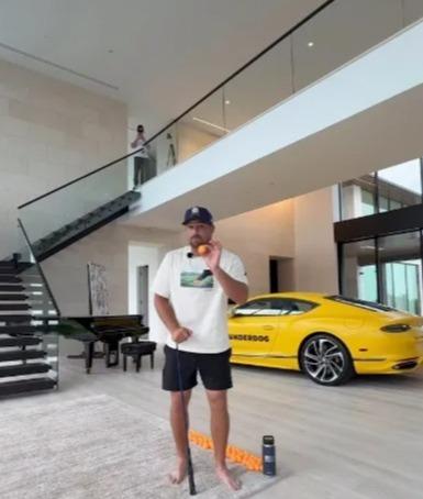 布赖森·丹堡（Bryson DeChambeau）在他的家中做出了骗局后，正在赠送豪华的本特利大陆