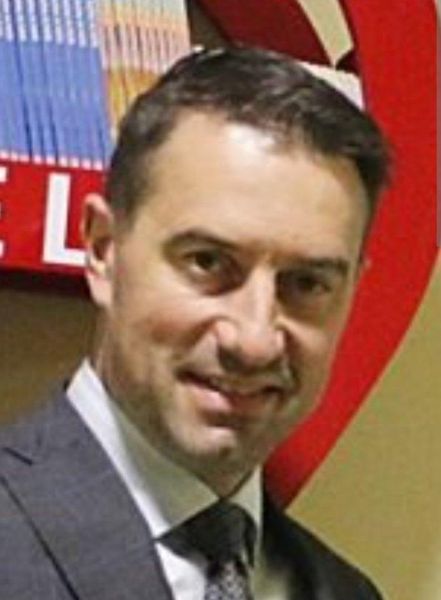 讨厌美国露天小偷piotr szczerek被称为“新的Coldplay Kisscam首席执行官”，因为他成为互联网的最新反派