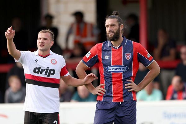 安迪·卡洛尔（Andy Carroll）终于成为达格纳姆（Dagenham）和雷德布里奇（Redbridge）的首次亮相，但前英格兰明星无法停止重击