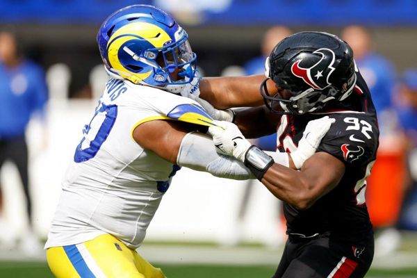 在德克萨斯 – 拉姆斯游戏巨大的比赛《覆盖巨大战斗》第1周，女性NFL球迷留下了鲜血的脸