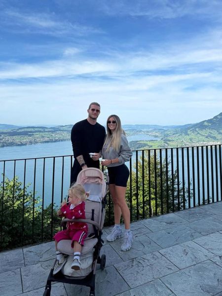 迷人的足球主持人Diletta Leotta在浴室中摆出裸体，并在比基尼放松身心，分享夏天的快照