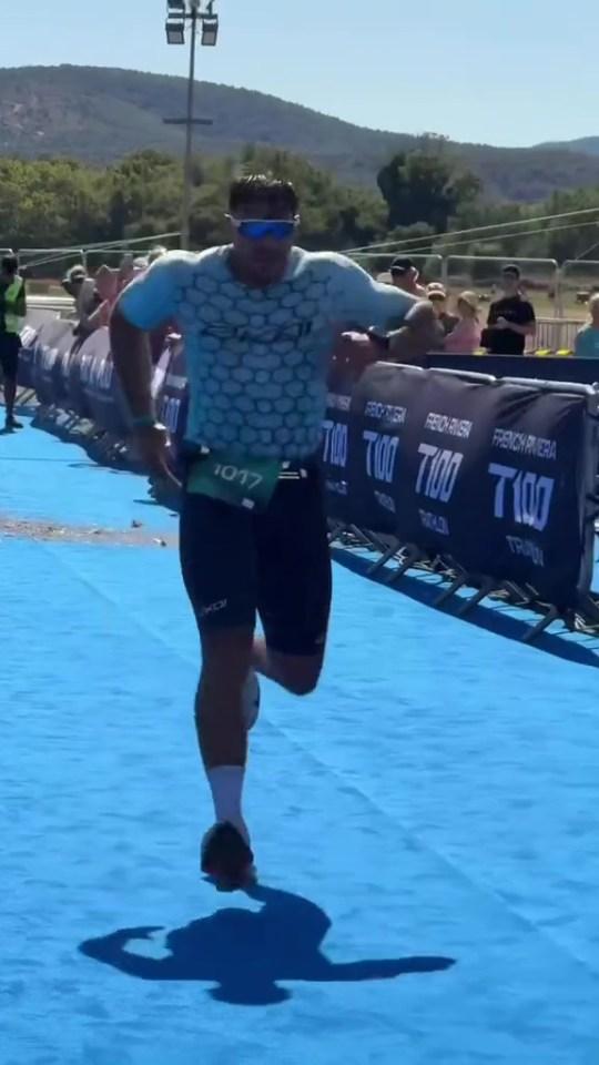 26岁的汤米·弗里（Tommy Fury）完成了世界冠军级铁人三项赛，因为拳击明星在线上冲刺并受到家人的欢迎