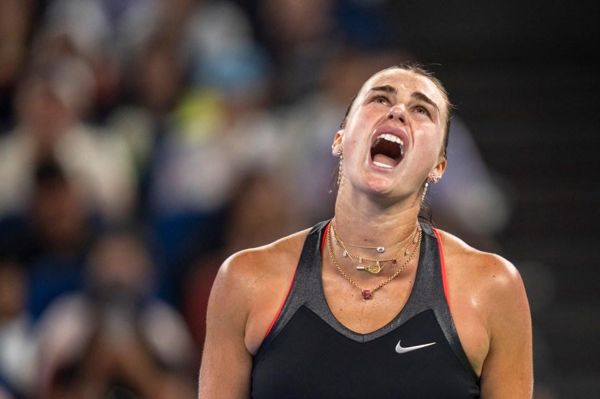 观看愤怒的阿琳娜·萨巴伦卡 (Aryna Sabalenka) 在失去杰西卡·佩古拉 (Jessica Pegula) 之前，疯狂地将球拍扔过球童身边