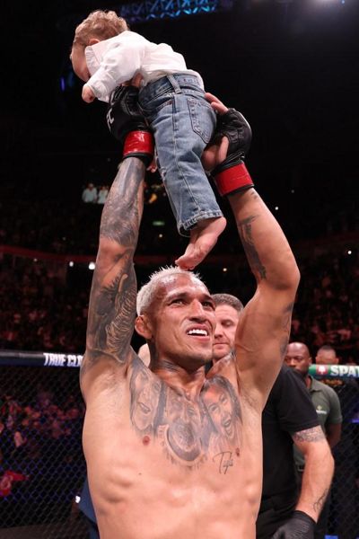 UFC 传奇人物查尔斯·奥利维拉 (Charles Oliveira)，35 岁，在大获全胜后带着一岁的小儿子绕八角笼游行，被称为“狮子王”